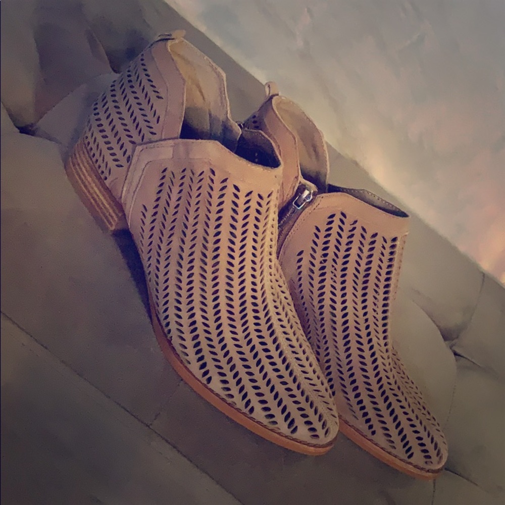 Vince Camuto flat shoes